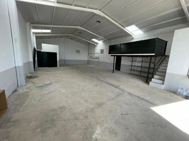 NAVE EN MUY BUEN ESTADO EN EL CASAR DE CÁCERES