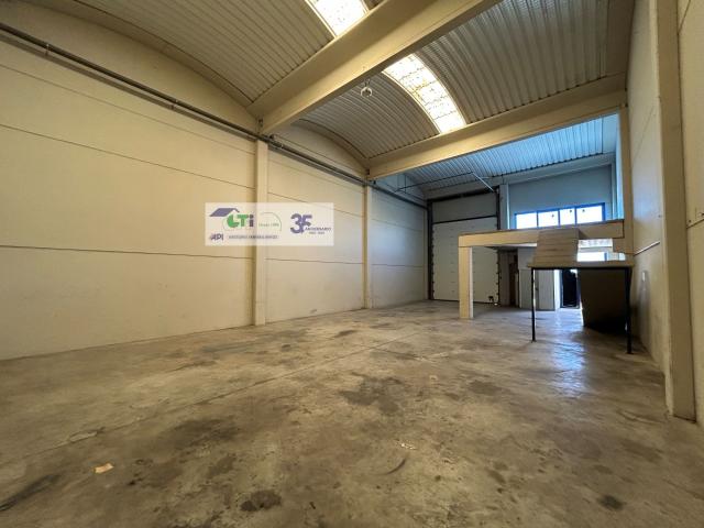 NAVE EN ALQUILER DE 225M2 CON ASEO E INSTAL. ELÉCTRICA