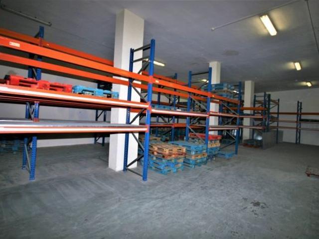 Nave industrial con oficina en alquiler