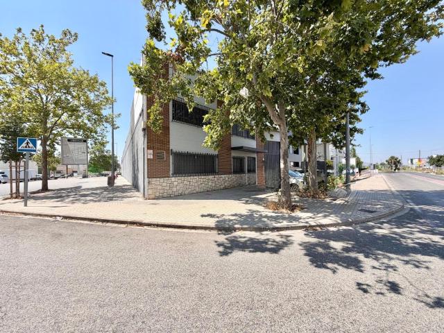 NAVE INDUSTRIAL CON OFICINAS ACONDICIONADAS Y EXCELENTE UBICACIÓN EN ALAQUÀS