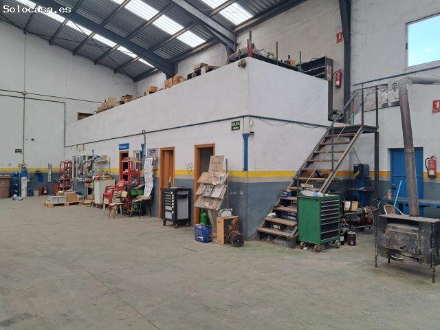 Nave industrial con amplia parcela en una de las zonas comerciales más estratégicas de Utiel