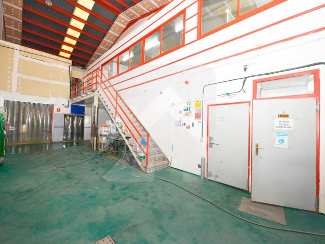 NAVE INDUSTRIAL CON CÁMARAS FRIGORÍFICAS