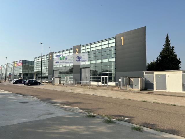 NAVE INDUSTRIAL CON FACHADA A CARRETERA A 5 MINUTOS DE ZARAGOZA