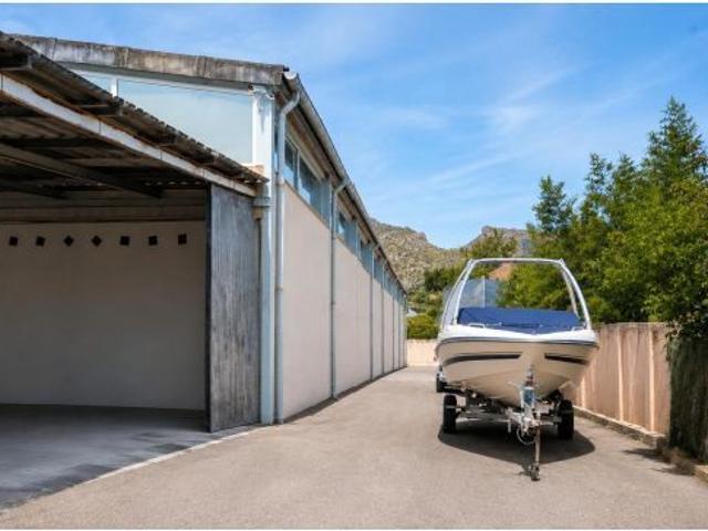 Nave industrial con gran explanada junto al Puerto de Pollença