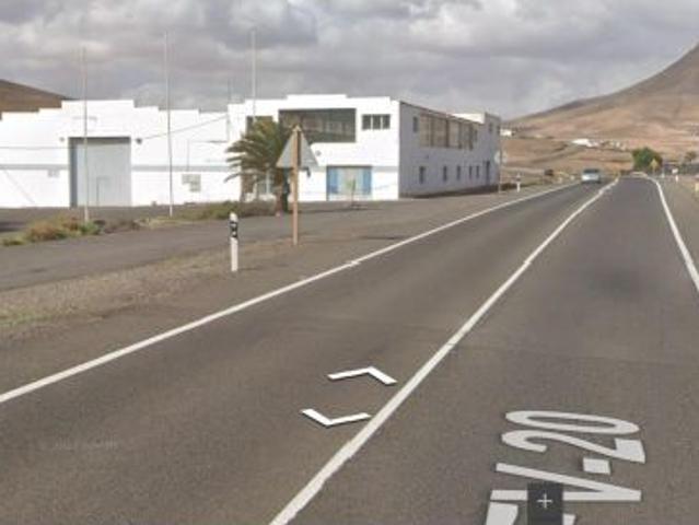 Nave Industrial con Local Comercial en Parcela de 12.000 m² – Puerto del Rosario
