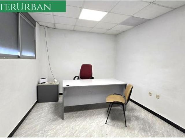 Nave industrial con patio, despachos y zonas cubiertas en alquiler en Llíria – perfecta para almacén