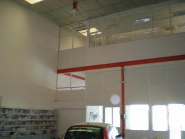 Nave industrial de 385 m2 construidos con patio privado y excelente fachada comercia