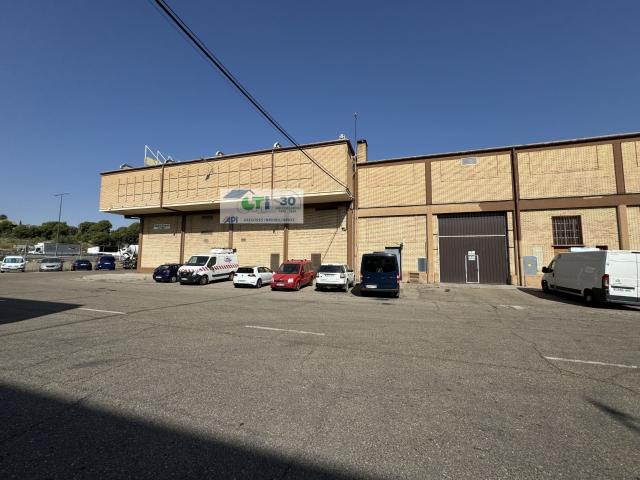 Nave industrial de 7.432m2 con fachada a carretera en polígono El Portazgo, Zaragoza, junto la Torre Outlet