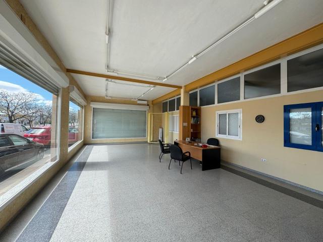 Nave industrial de 465 m2 en Elda con altillo y equipada
