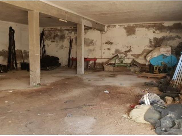 NAVE INDUSTRIAL DE 710 M2. SOLAR, GRAN PARTE AL DESCUBIERTO