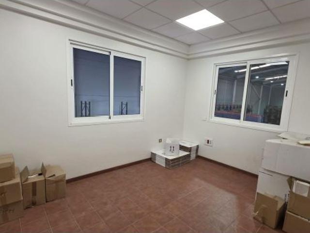 Nave industrial de 750 m2 en alquiler en el Polígono de Salinetas – Zona diáfana y oficinas
