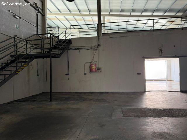 NAVE INDUSTRIAL EN ALQUILER CON OFICINAS, PARKING PRIVADO Y ACCESO A TRES CALLES – POLG LA ESTRELLA