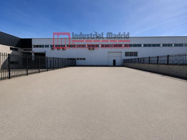 NAVE INDUSTRIAL EN ALQUILER CON PATIO PRIVADO Y OFICINAS