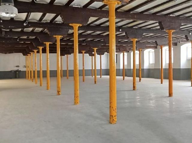 Nave industrial en alquiler en calle Can Rosés, Cornellà de Llobregat, de 720 m² 2 habitaciones por 2.950