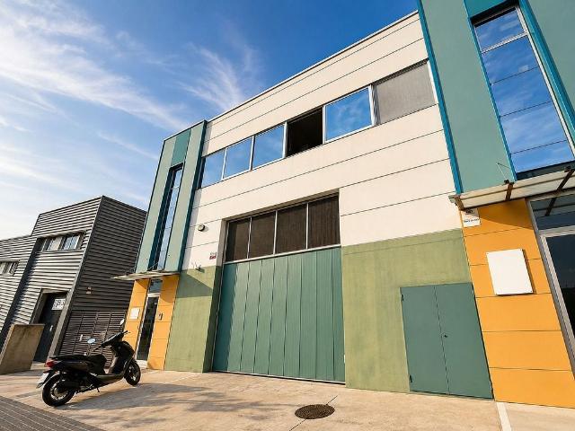Nave industrial en alquiler en calle Bonavista, Badalona, de 678 m² 3 habitaciones por 5.100