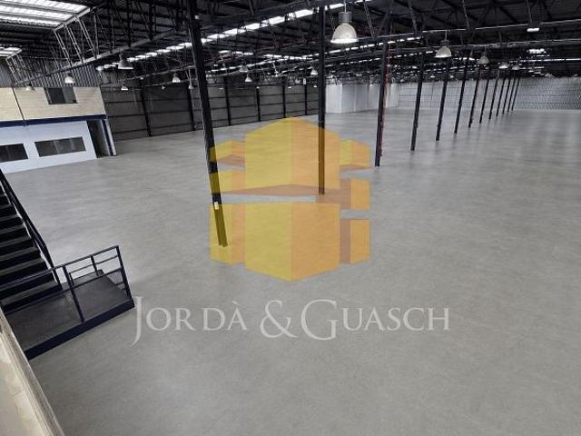 Nave industrial en alquiler en calle De César Martinell i Brunet, Rubí, de 5.000 m² 2 habitaciones por 33.000