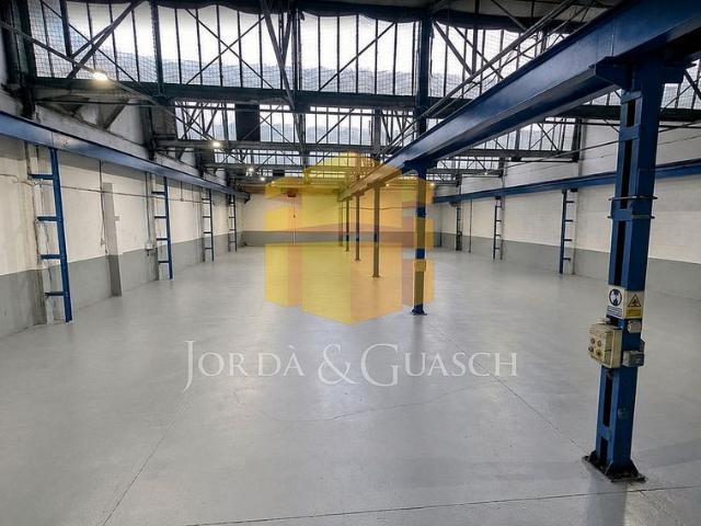 Nave industrial en alquiler en calle De la Garrotxa, Cornellà de Llobregat, de 1.600 m² 2 habitaciones por 13.800