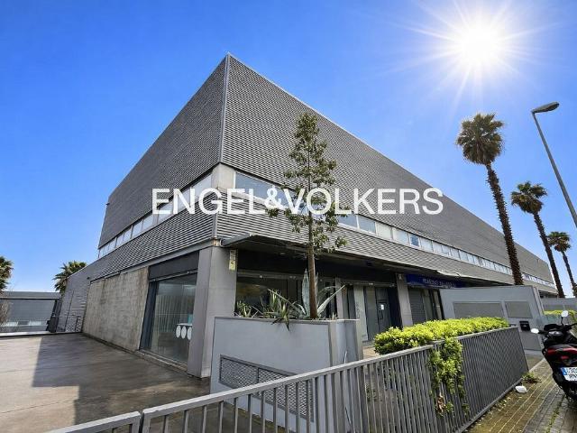 Nave industrial en alquiler en calle De la Gran Bretanya, Badalona, de 354 m² por 2.450