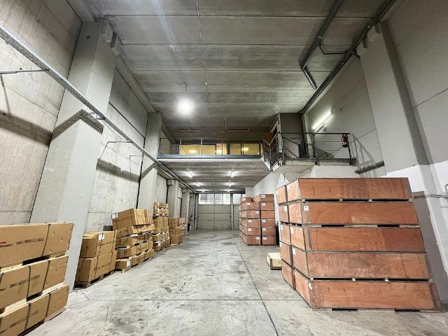 Nave industrial en alquiler en calle De L'energia, Badalona, de 542 m² 2 habitaciones por 3.800
