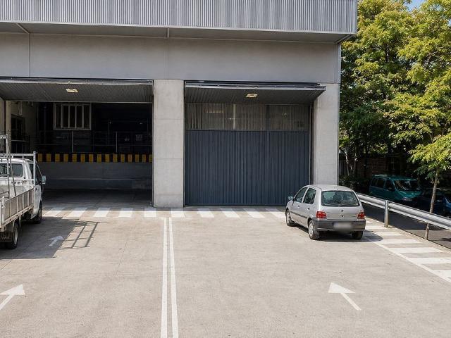 Nave industrial en alquiler en calle D'enric Granados, Esplugues de Llobregat, de 1.000 m² 7 habitaciones por 9.200