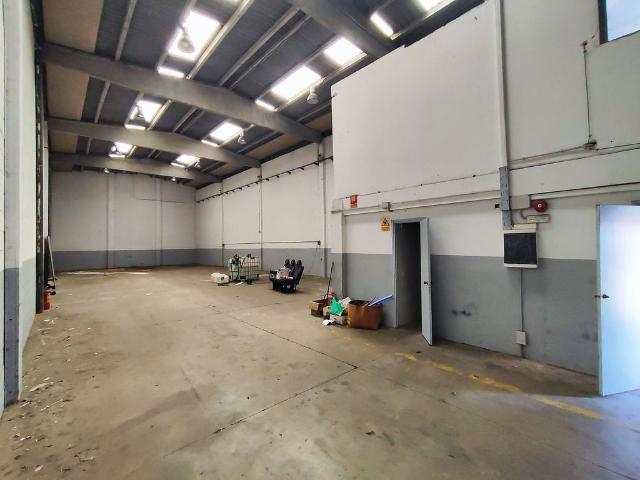 Nave industrial en alquiler en calle Penedès, Santa Perpètua de Mogoda, de 353 m² 2 habitaciones por 2.000