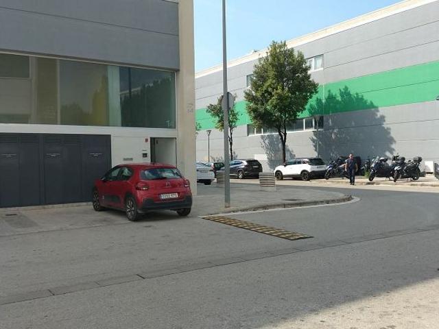 Nave industrial en alquiler en calle Plàstic, Badalona, de 778 m² 5 habitaciones por 6.300