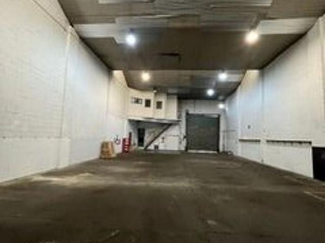 Nave industrial en alquiler en calle Xavier Nogués, Badalona, de 300 m² 2 habitaciones por 2.200