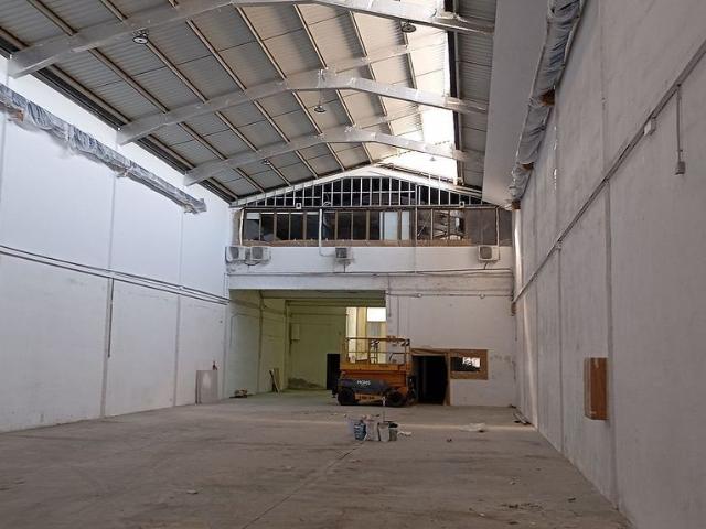Nave industrial en alquiler en avenida De Conflent, Badalona, de 765 m² 7 habitaciones por 5.600