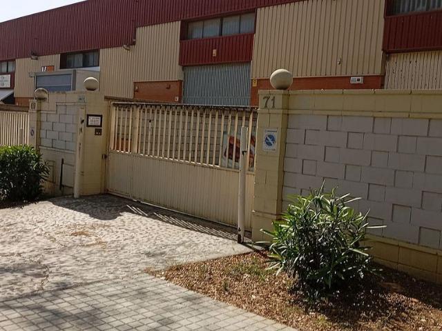Nave industrial en alquiler en avenida De la Cerdanya, Badalona, de 765 m² 7 habitaciones por 5.600