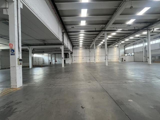 Nave industrial en alquiler en avenida Del Mogent, Llinars del Valles, de 6.490 m² 3 habitaciones por 38.000