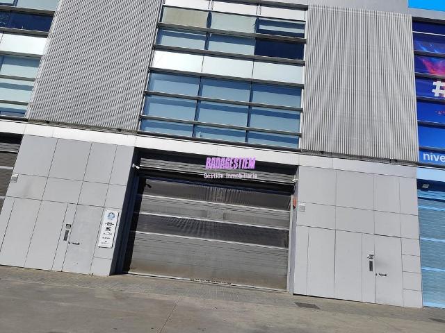 Nave industrial en alquiler en Badalona, de 876 m² por 2.500