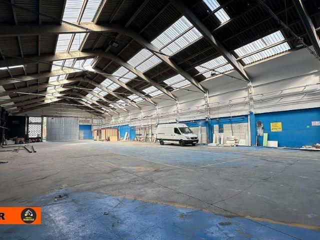 Nave industrial en alquiler en Sant Boi de Llobregat, de 1.700 m² 2 habitaciones por 12.000