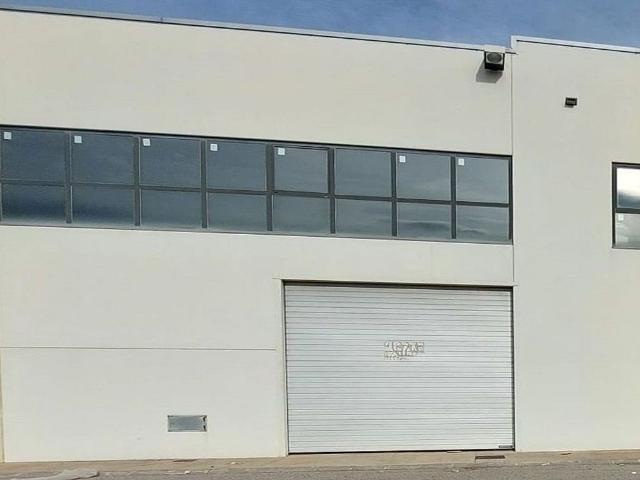 Nave industrial en alquiler en Santa Oliva, de 400 m² 2 habitaciones por 1.350