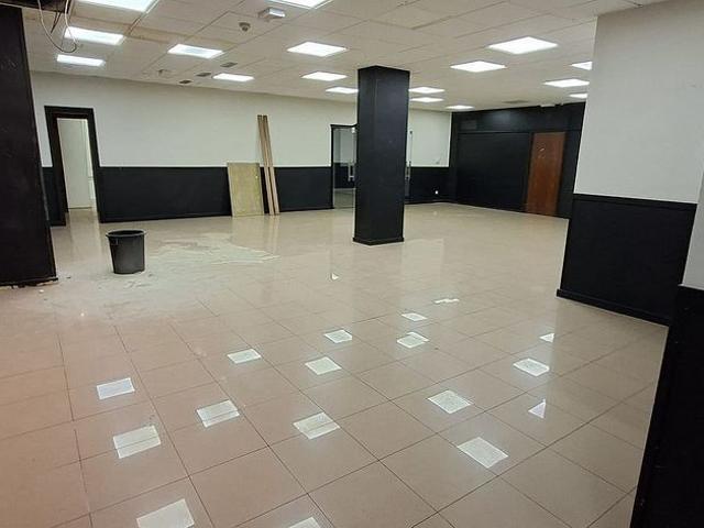 Nave industrial en alquiler en rambla De França, Badalona, de 410 m² 5 habitaciones por 1.800
