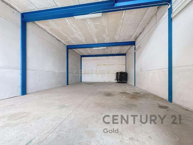 Nave industrial en Málaga: Ideal para Inversión y Almacenaje