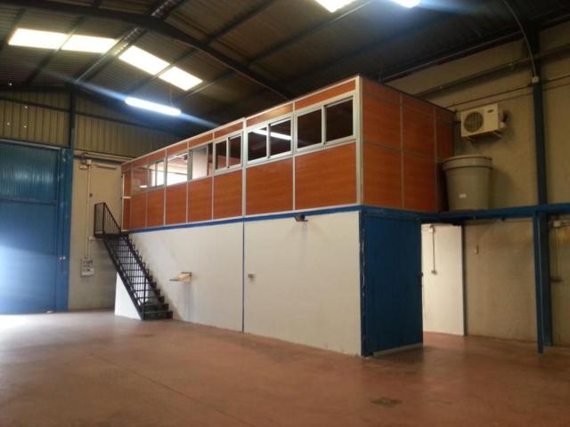 Nave Industrial en venta con 250 m2, en Viator