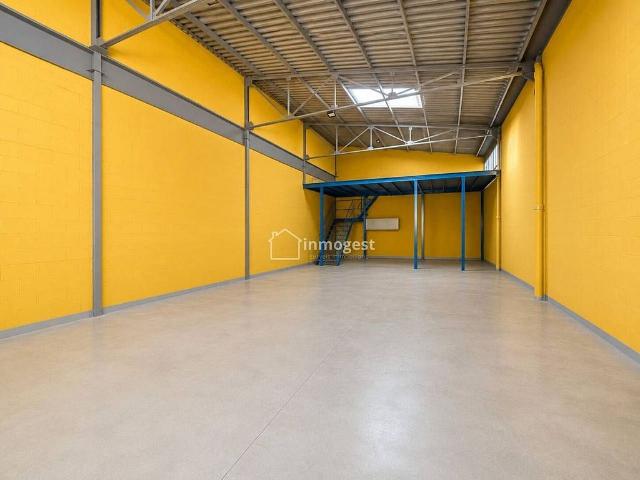 Nave industrial en venta en calle D'anselm Clavé, Salt, de 214 m² por 350.000