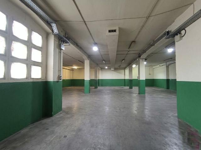 Nave industrial en venta en calle De Binèfar, Barcelona, de 298 m² 4 habitaciones por 320.000