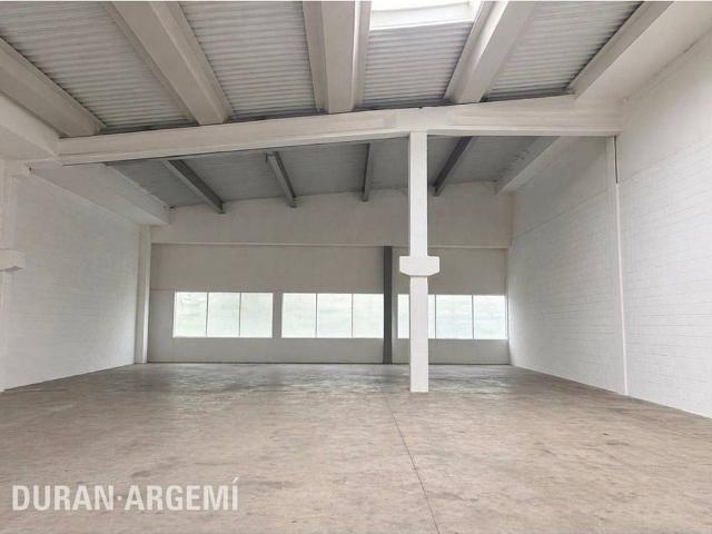 Nave industrial en venta en calle De Saturn, Terrassa, de 1.007 m² por 735.000