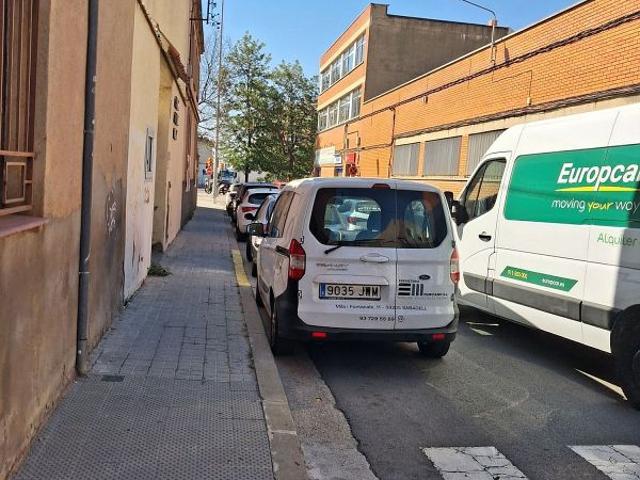 Nave industrial en venta en calle De Renall, Sabadell, de 675 m² 2 habitaciones por 585.000