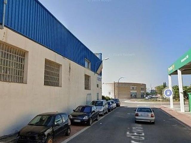 Nave industrial en venta en calle De Valls, Reus, de 550 m² 2 habitaciones por 149.500