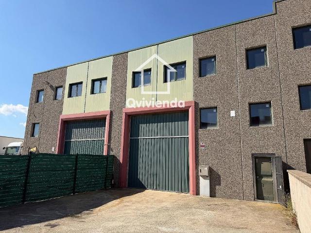Nave industrial en venta en calle Sant Celoni, Llinars del Valles, de 256 m² 2 habitaciones por 151.200
