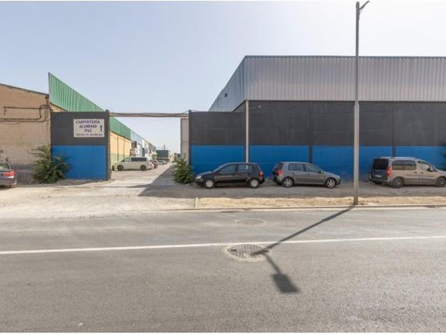 Nave industrial en venta en Atarfe Granada | 757 m2 construidos | Excelente visibilidad
