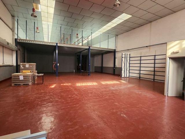 Nave industrial en venta en Santa Coloma de Cervelló, de 1.000 m² 2 habitaciones por 600.000