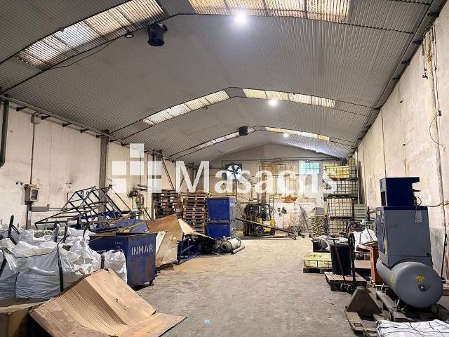 Nave industrial en venta en calle Flassaders, Santa Perpètua de Mogoda, de 670 m² 2 habitaciones por 435.000