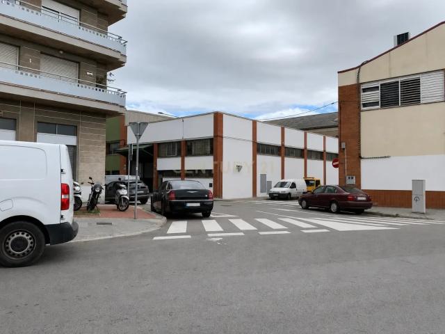 NAVE INDUSTRIAL ESQUINERA CON MUCHA VISIBILIDAD DE FACHADA. Zona del EIXAMPLE