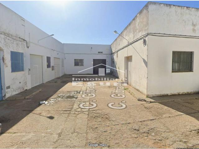 Nave industrial ubicada en el Polígono Industrial Antiguo de Ayamonte, en una zona de fácil acceso y con amplia disponib