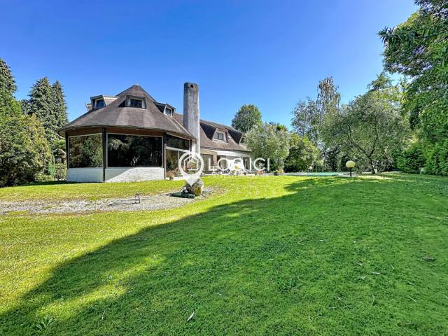 NAY Vente Maison familiale atypique T9 sur 3 niveaux avec