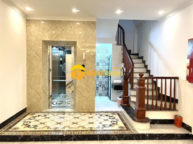 Nguyễn khang tòa nhà vip ở và kinh doanh ô tô vào nhà thang máy giá diện tích 80m 7 tầng mt 4m