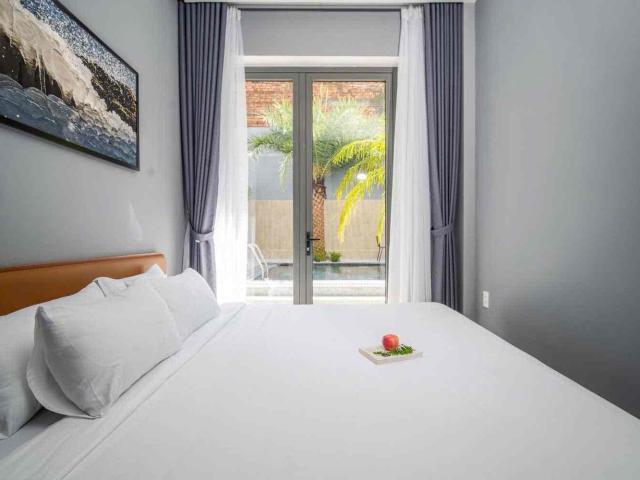 ⚡ NGUYEN BA LAN – MY AN | LUXURY 2BR WITH SWIMMING POOL ⚡ Price: 30.9M/month Unit: Spacious 2 Bedroom Apartment ✨ Status: Available now – Ready for move in Location: Nguyen Ba Lan St My An, Ngu Hanh Son – A prime, quiet residential area just minutes from the beach and the vibrant An Thuong expat hub. Premium Amenities: • Swimming Pool: Beautiful pool area for relaxation and fitness. • Security: 24/7 security, professional management, and modern elevator access. Contact now for a viewing: • Zalo/